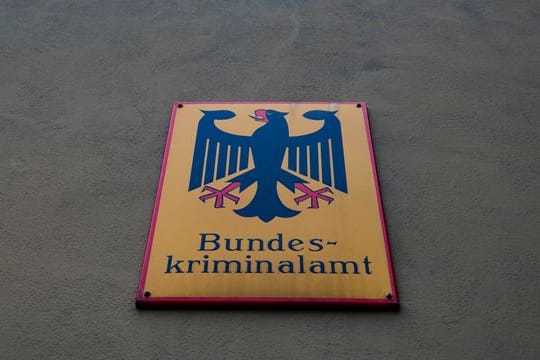 Das Wappen des Bundeskriminalamtes hängt an der Fassade der Zentrale.