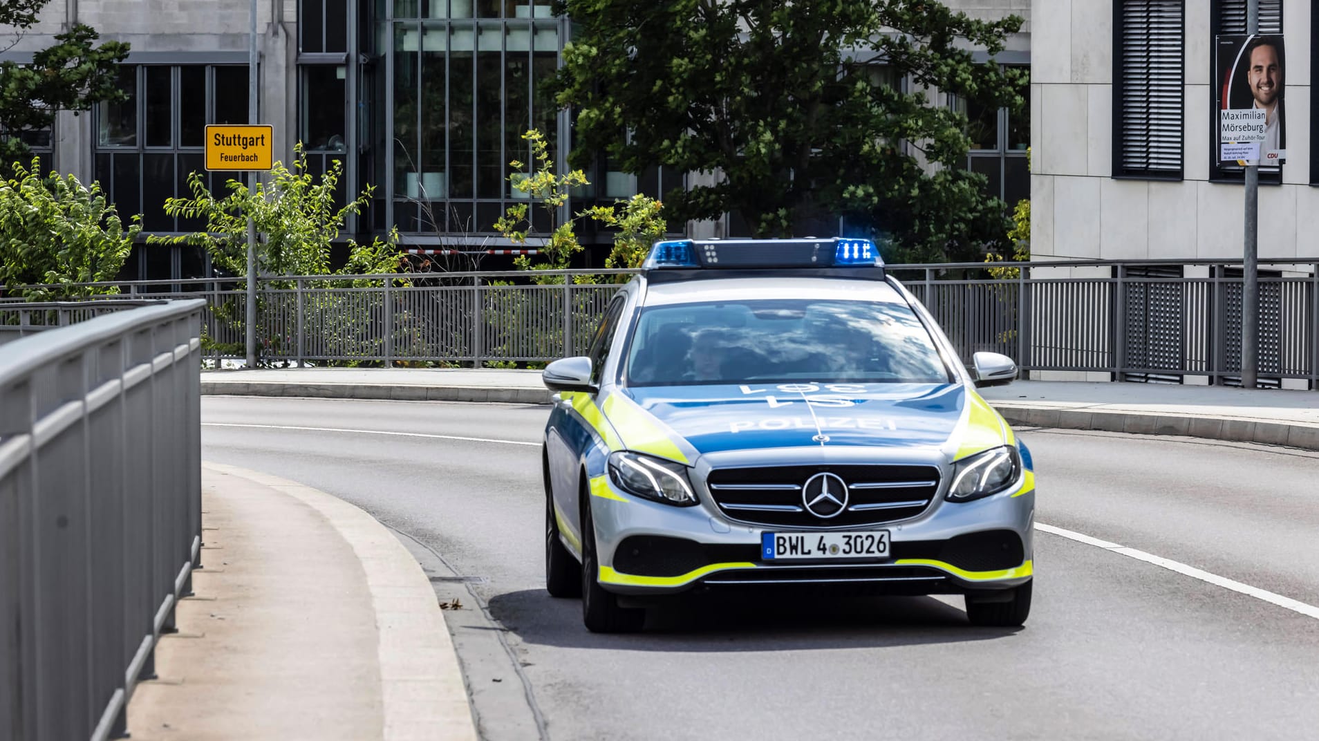 Ein Streifenwagen fährt durch Stuttgat (Archiv): Ein 45-Jähriger Mann ist am Montag festgenommen worden, nachdem er zwei Mädchen angefahren hat. Ein Streifenwagen fährt durch Stuttgat (Archiv): Ein 45-Jähriger Mann ist am Montag festgenommen worden, nachdem er zwei Mädchen angefahren hat.