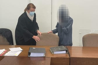 Prozess um einen mutmaßlich tödlichen Bananenbrei in Köln: Die Angeklagte vor Verhandlungsbeginn mit ihrer Verteidigerin.