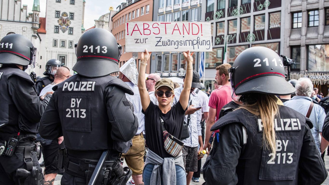Eine Corona-Demonstration in München: Vor allem wegen der strikten Corona-Maßnahmen kam es zu körperlichen Auseinandersetzungen.f