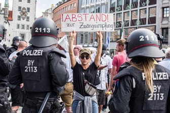 Eine Corona-Demonstration in München: Vor allem wegen der strikten Corona-Maßnahmen kam es zu körperlichen Auseinandersetzungen.f