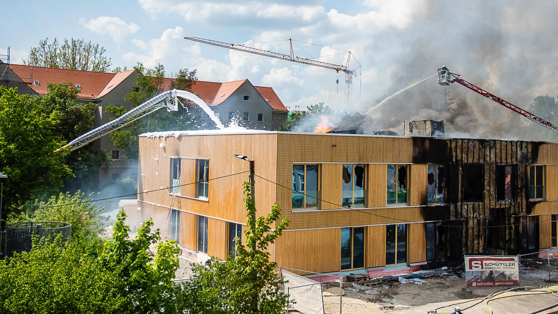 Durch die energiesparende Bauweise lassen sich die Flammen im Inneren schwerer bändigen.