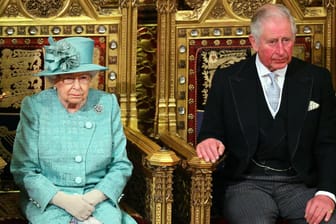 Queen Elizabeth II. und Prinz Charles: Die Monarchin wurde bei der Parlamentseröffnung von ihrem Sohn vertreten.