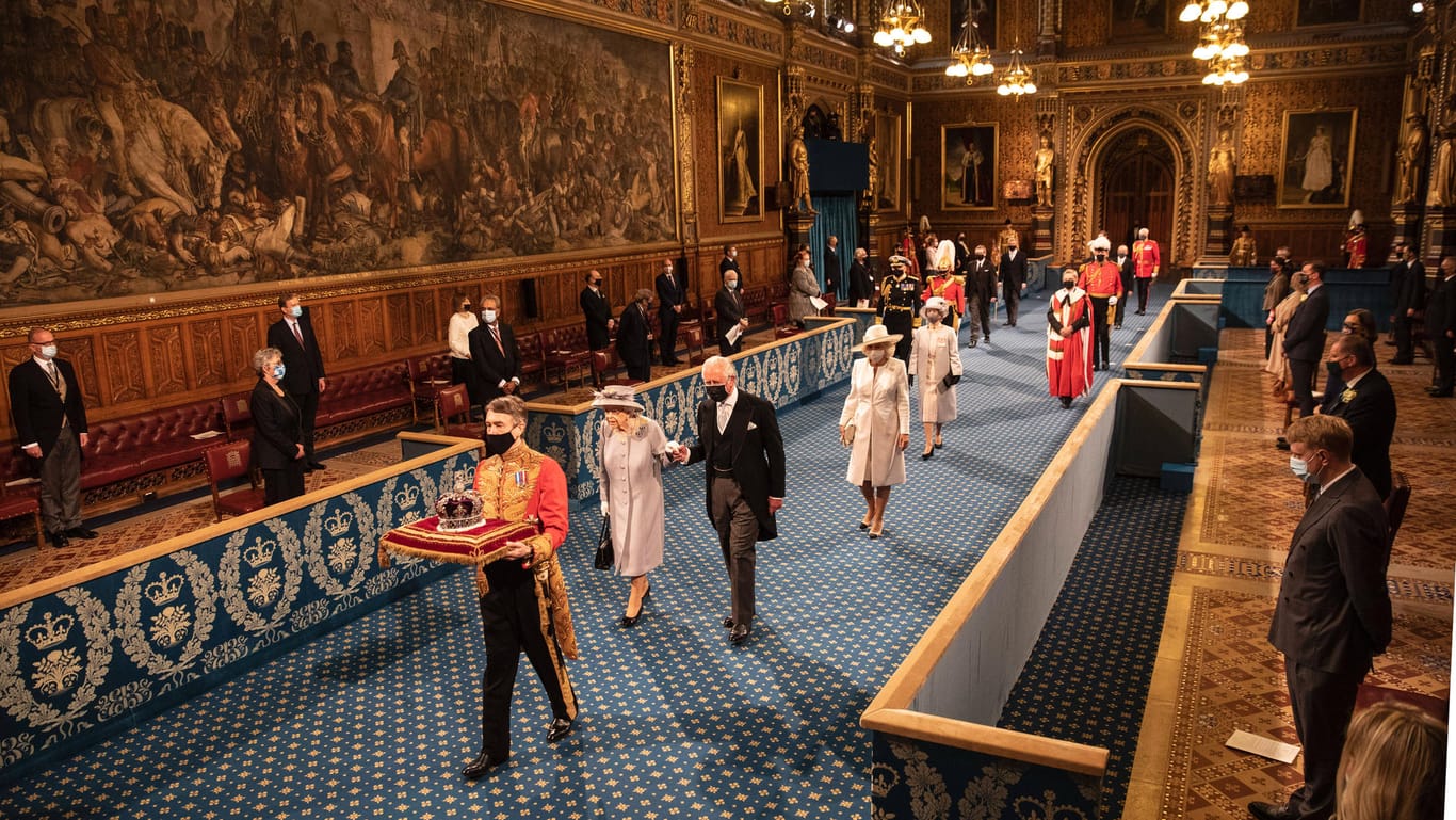 Queen Elizabeth II. und Prinz Charles: Hier sind die Royals bei der Parlamentseröffnung 2021 zu sehen.