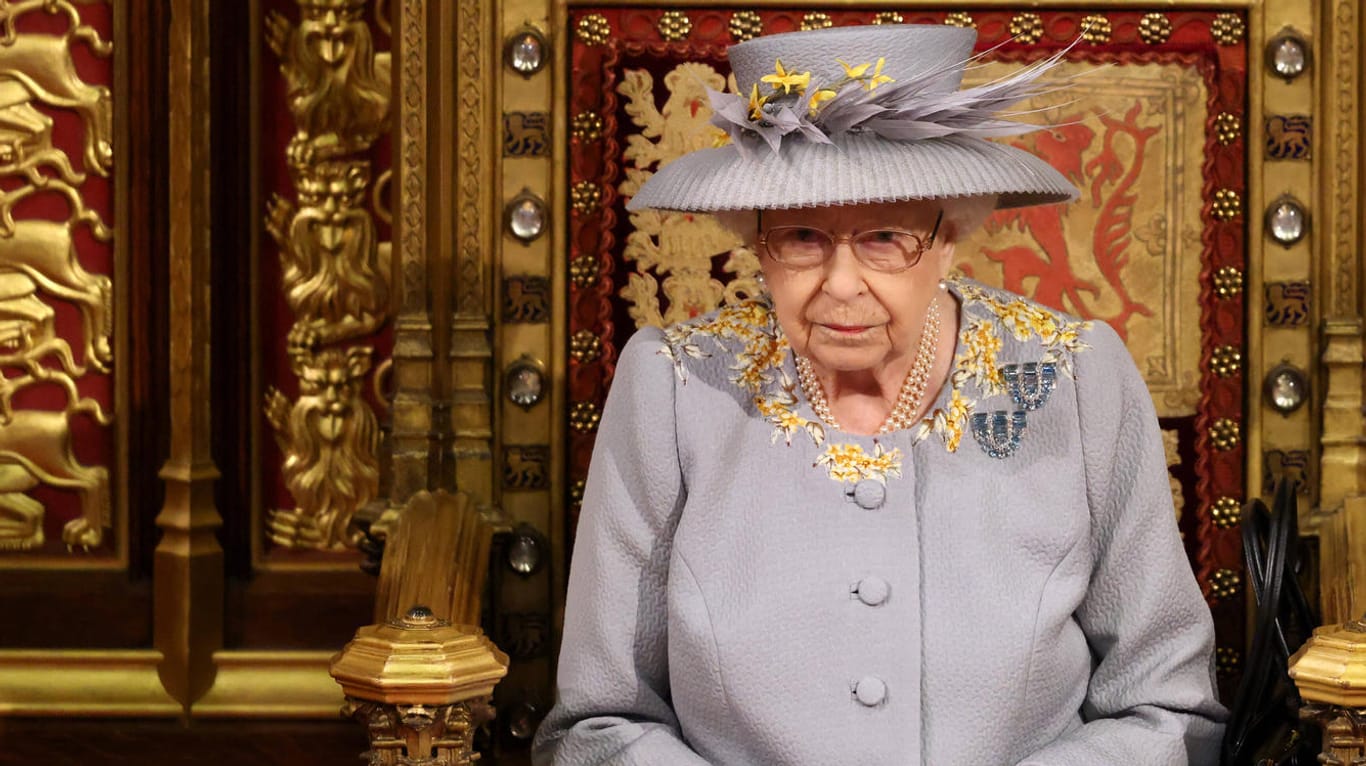 Queen Elizabeth II.: Die 96-Jährige hat sich erst kurz vorher in Absprache mit ihren Ärzten gegen den Auftritt entschieden.