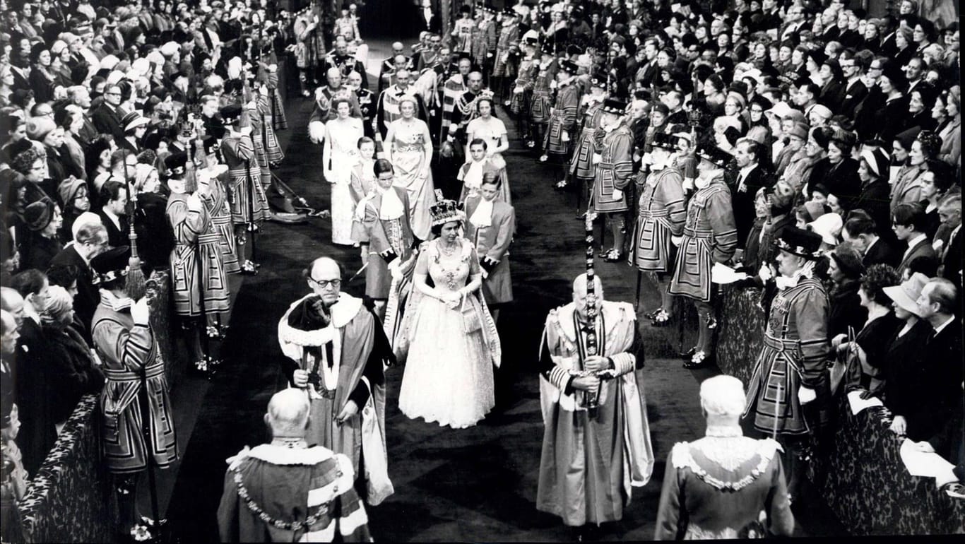 Queen Elizabeth II.: Hier zu sehen bei der Parlamentseröffnung im Jahr 1964.