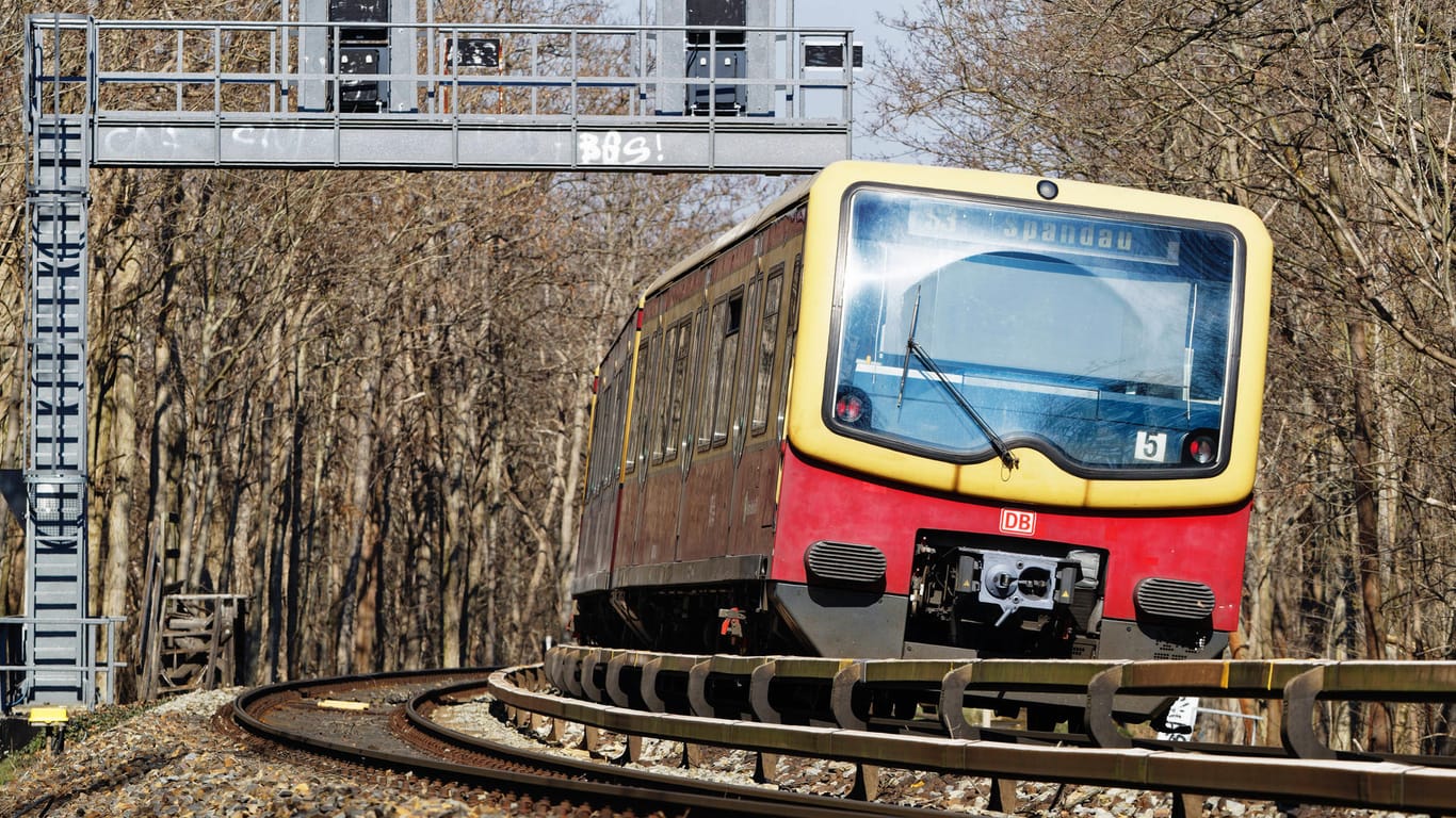 Ein Zug der Berliner S-Bahn (Symbolbild): Der mutmaßliche S-Bahn-Schubser steht ab Dienstag vor Gericht.