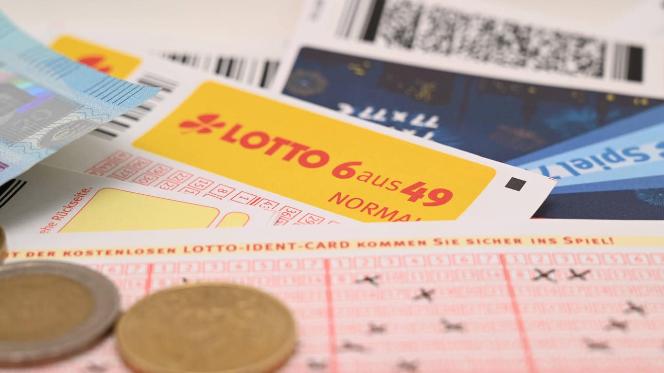 Ausgefüllter Lotto-Schein (Symbolbild): Die bayerischen Lottomillionäre müssen die gute Nachricht erstmal sacken lassen.