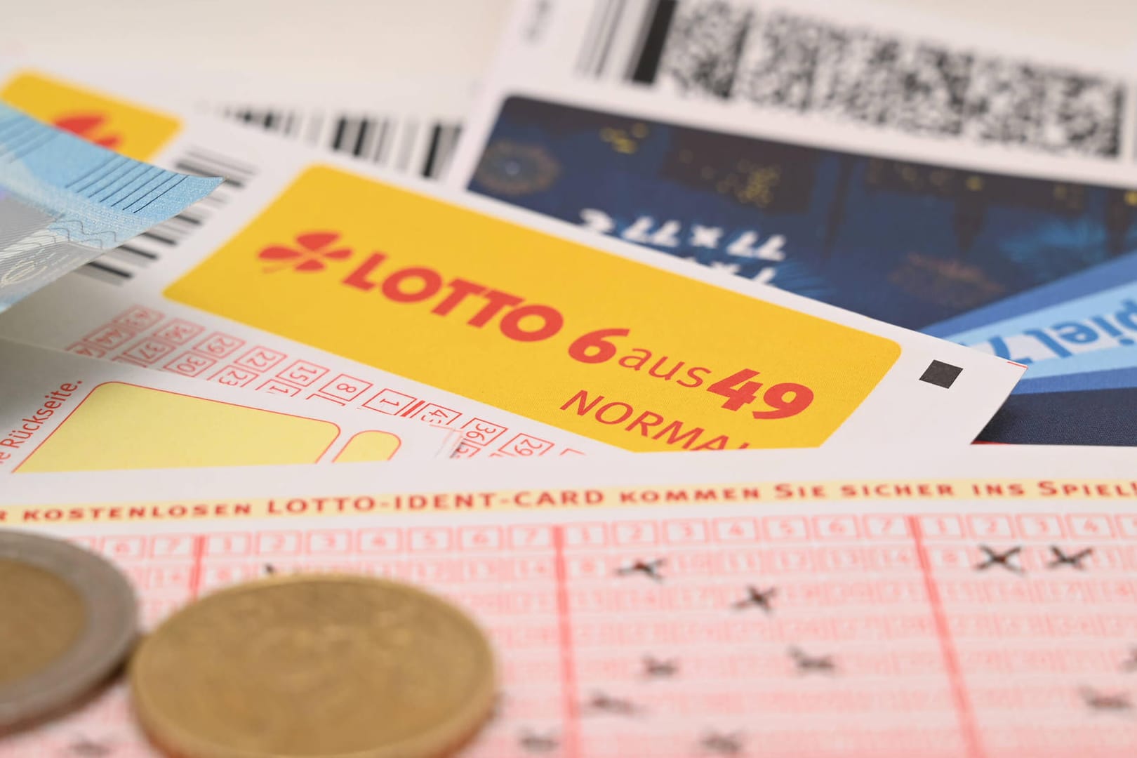 Ausgefüllter Lotto-Schein (Symbolbild): Die bayerischen Lottomillionäre müssen die gute Nachricht erstmal sacken lassen.