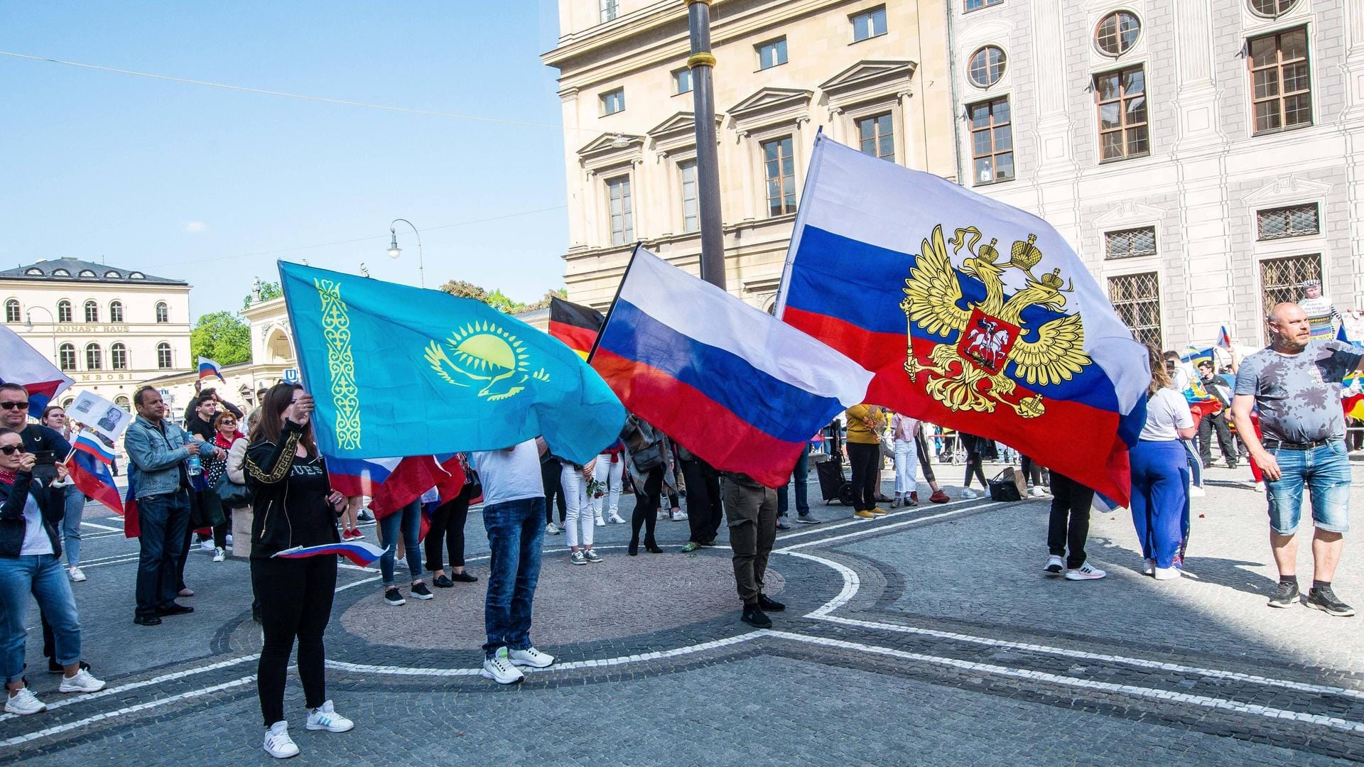 Pro-russische Demonstration am 9.Mai in München (Archivbil): Insgesamt 130 Menschen haben hier protestiert. Pro-russische Demonstration am 9.Mai in München (Archivbil): Insgesamt 130 Menschen haben hier protestiert.