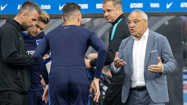 Hertha-Trainer Felix Magath (r) muss mit seiner Mannschaft am Samstag in Dortmund punkten, um der Relegation aus dem Weg zu gehen. Hertha-Trainer Felix Magath (r) muss mit seiner Mannschaft am Samstag in Dortmund punkten, um der Relegation aus dem Weg zu gehen.