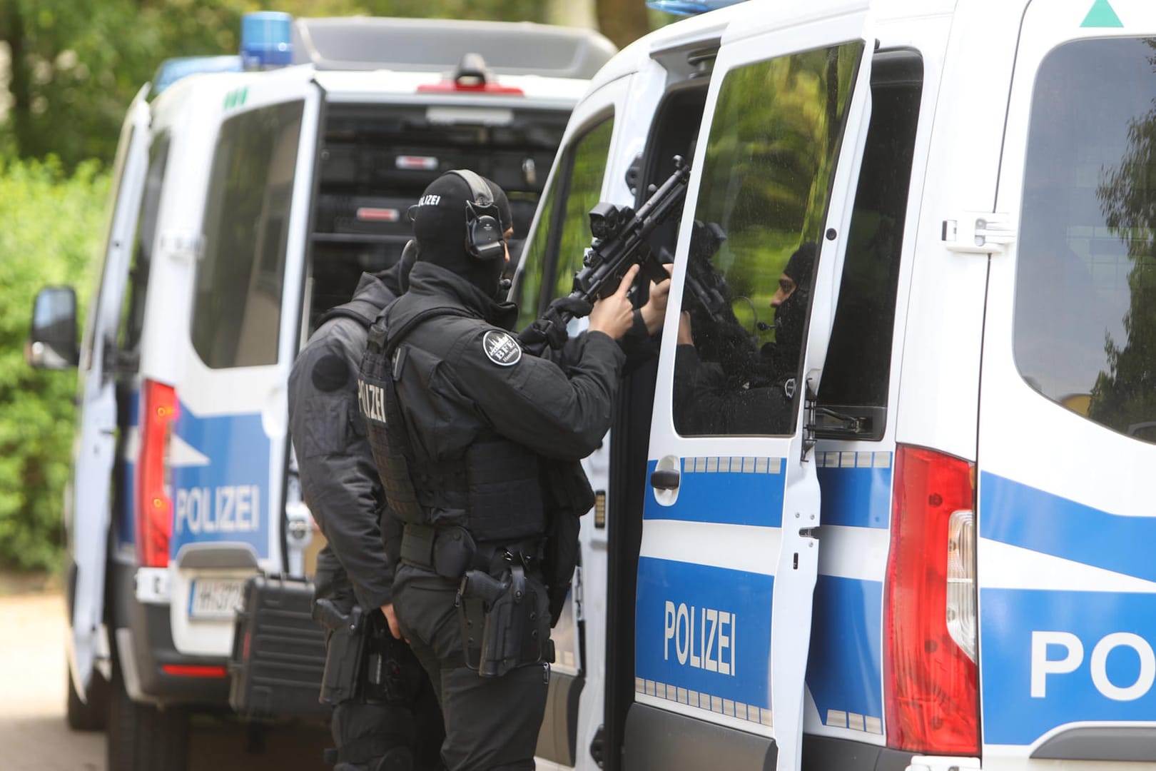 Einsatzkräfte an der Stadtteilschule Süderelbe: Die Ermittler suchten nach einer verdächtigen Person.