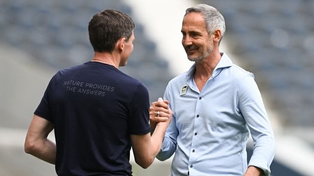 Frankfurts Cheftrainer Oliver Glasner (l) und Ex-Eintracht-Coach Adi Hütter. Frankfurts Cheftrainer Oliver Glasner (l) und Ex-Eintracht-Coach Adi Hütter.