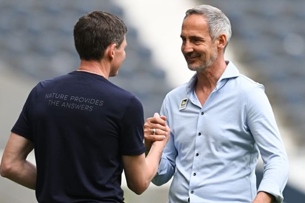 Frankfurts Cheftrainer Oliver Glasner (l) und Ex-Eintracht-Coach Adi Hütter.