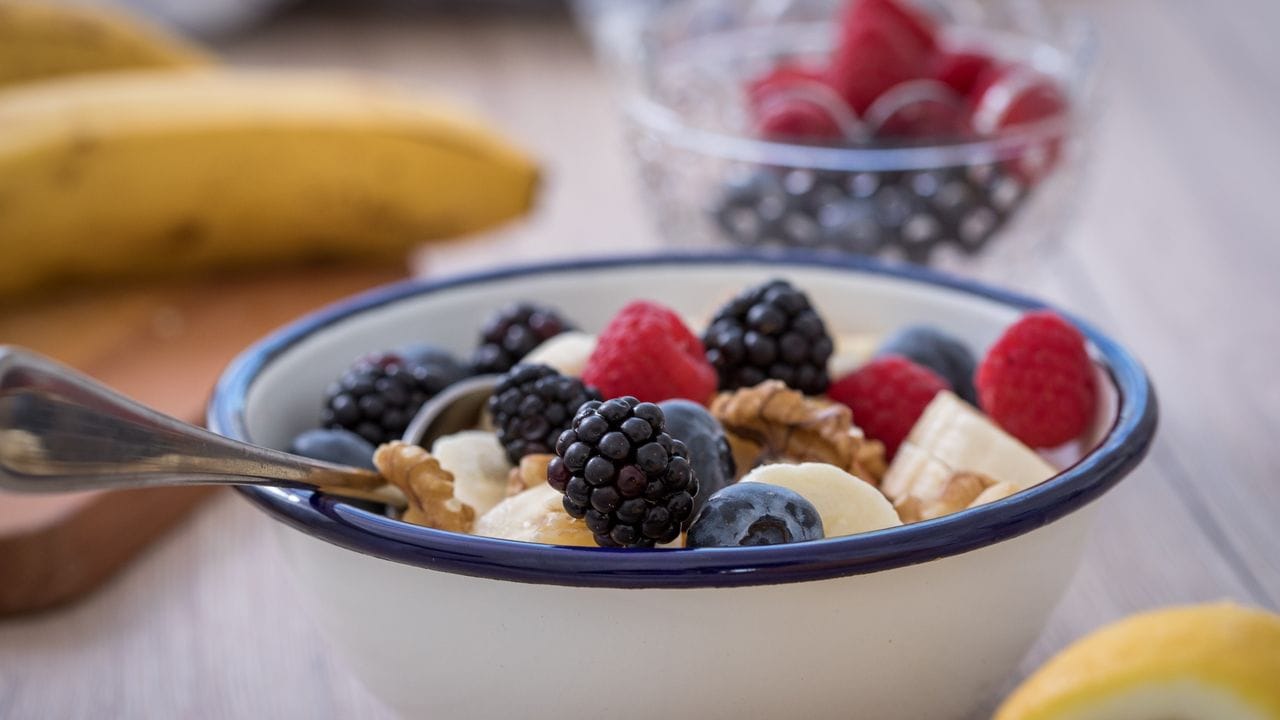 Den süßen Zahn mit frischen Früchten zufriedenzustellen ist gesünder, als einen Schokoladenriegel zu snacken.