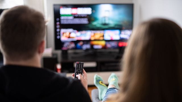 Lieber Serie oder Film heute Abend? Zuschauer schauen sich das Streaming-Angebot ihrer Abonnements an.