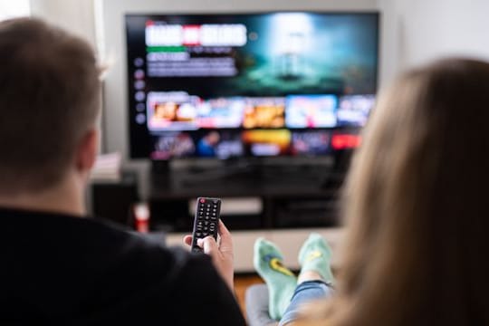 Lieber Serie oder Film heute Abend? Zuschauer schauen sich das Streaming-Angebot ihrer Abonnements an.