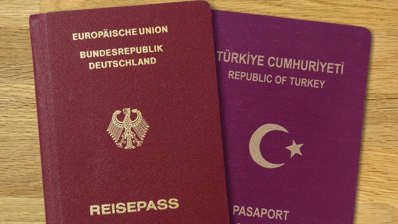 Deutscher und türkischer Pass (Symbolbild): Die meisten Hamburger mit Migrationshintergrund haben türkische Wurzeln.