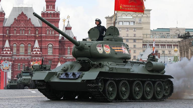 Ein T-34-Panzer bei der Militärparade auf dem Roten Platz.