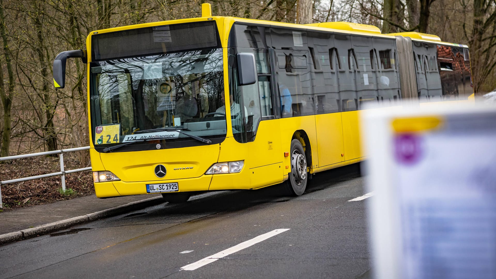 Ein Linienbus der BVG (Symbolbild): Die Frau erlitt Frakturen an beiden Beinen.