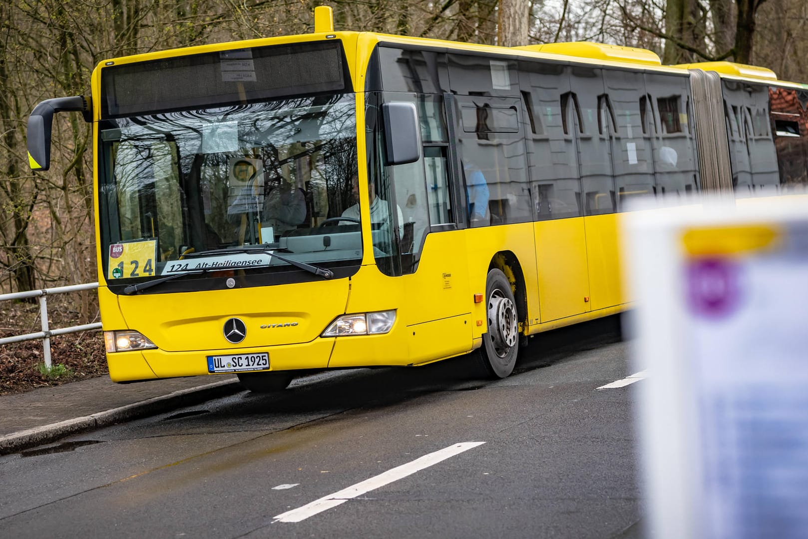 Ein Linienbus der BVG (Symbolbild): Die Frau erlitt Frakturen an beiden Beinen.