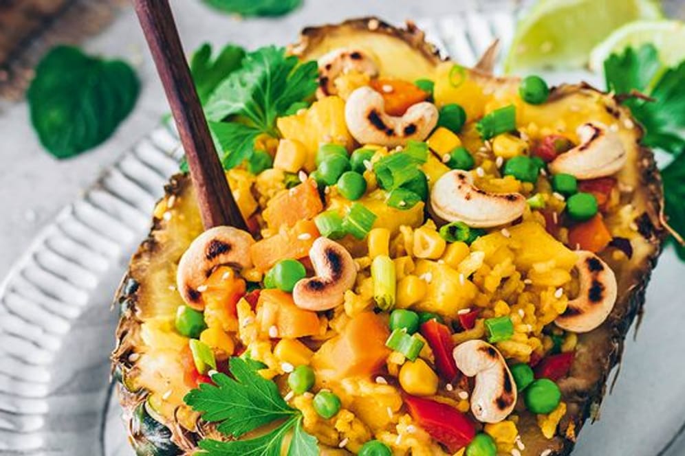 Das Rezept "Thai-Ananasreis im Ananasboot" stammt von Bianca Zapatka.