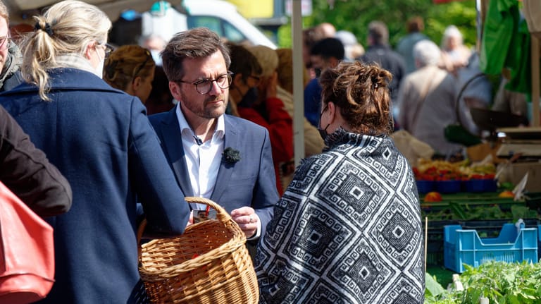 Er möchte Ministerpräsident an Stelle des Ministerpräsidenten werden: SPD-Herausforderer Thomas Kutschaty beim Besuch eines Wochenmarkts in Leverkusen-Opladen.