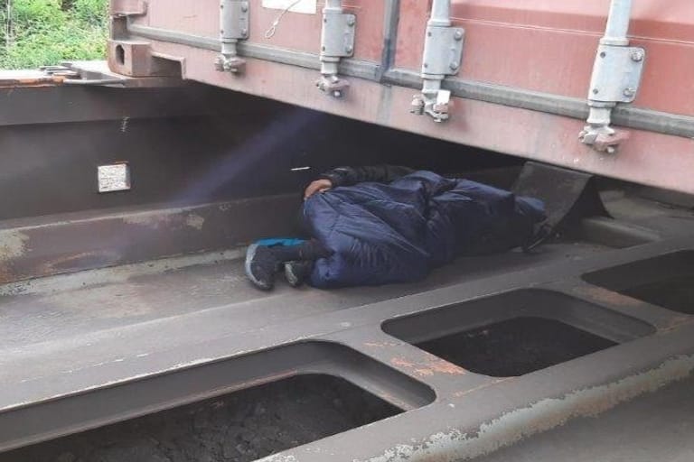 Ein Mann schlafend unter dem Container eines Güterzuges: Der blinde Passagier hat für einen Großeinsatz gesorgt.