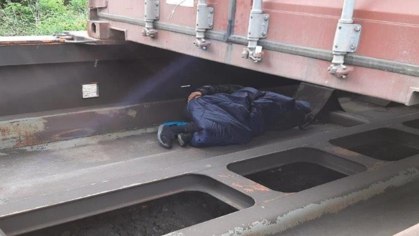 Ein Mann schlafend unter dem Container eines Güterzuges: Der blinde Passagier hat für einen Großeinsatz gesorgt.