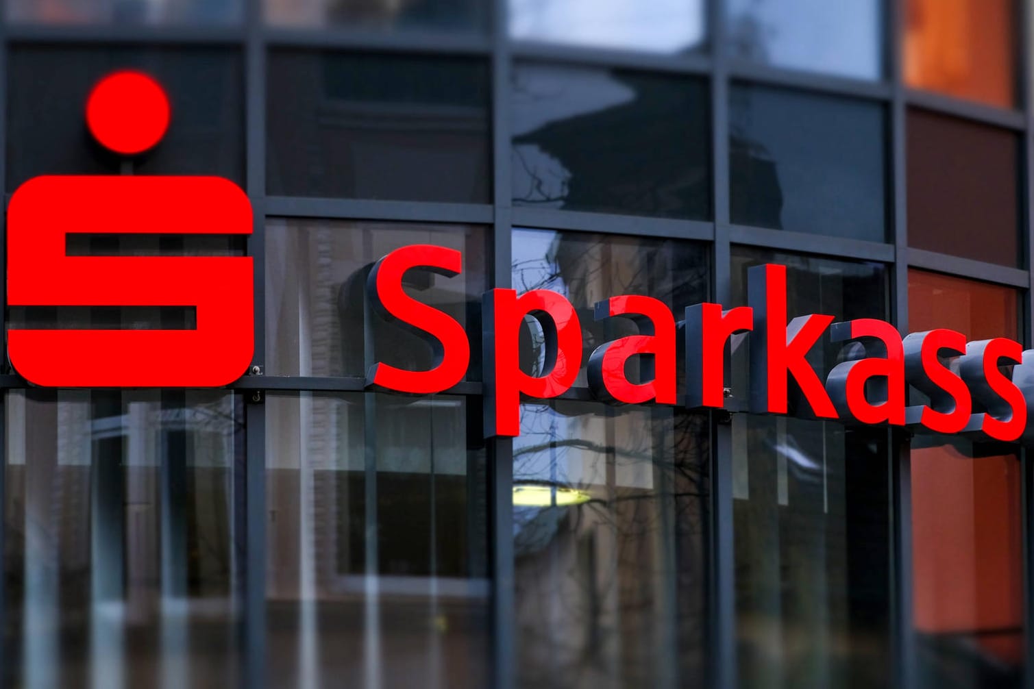 Logo der Sparkasse (Symbolbild): Viele Geldhäuser in Deutschland setzen auf Strafzinsen für ihre Kunden.