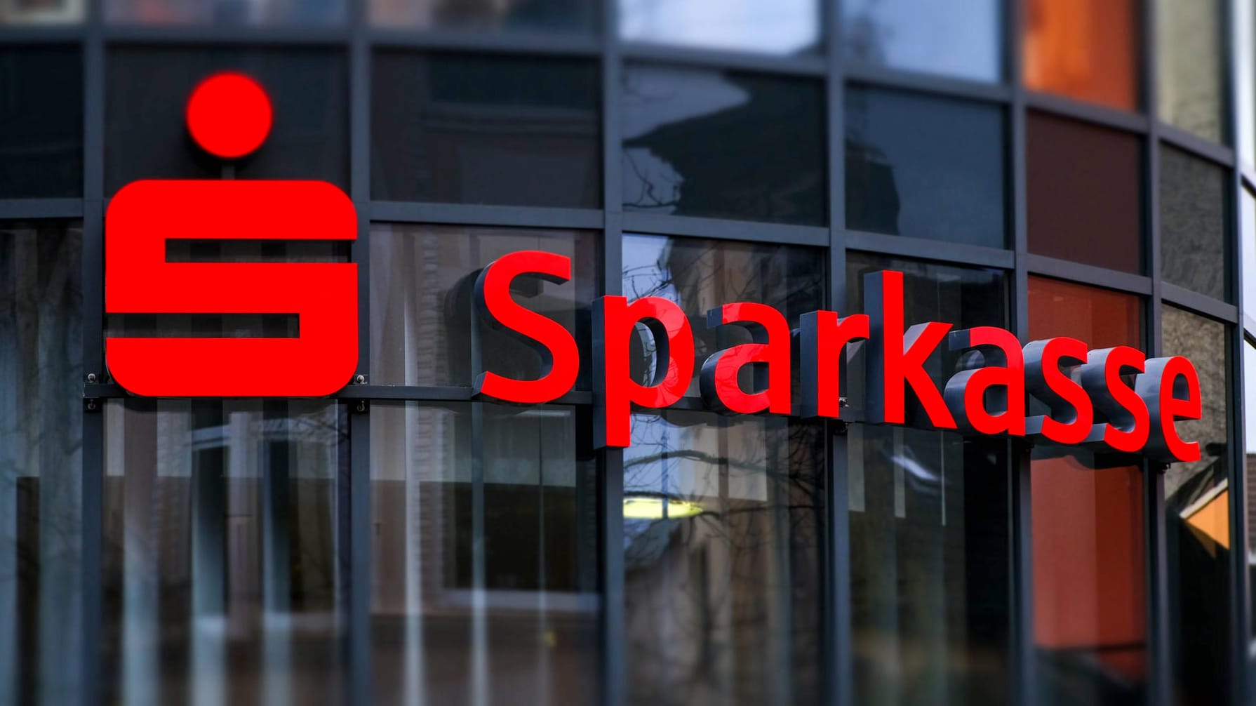 Logo der Sparkasse (Symbolbild): Viele Geldhäuser in Deutschland setzen auf Strafzinsen für ihre Kunden.