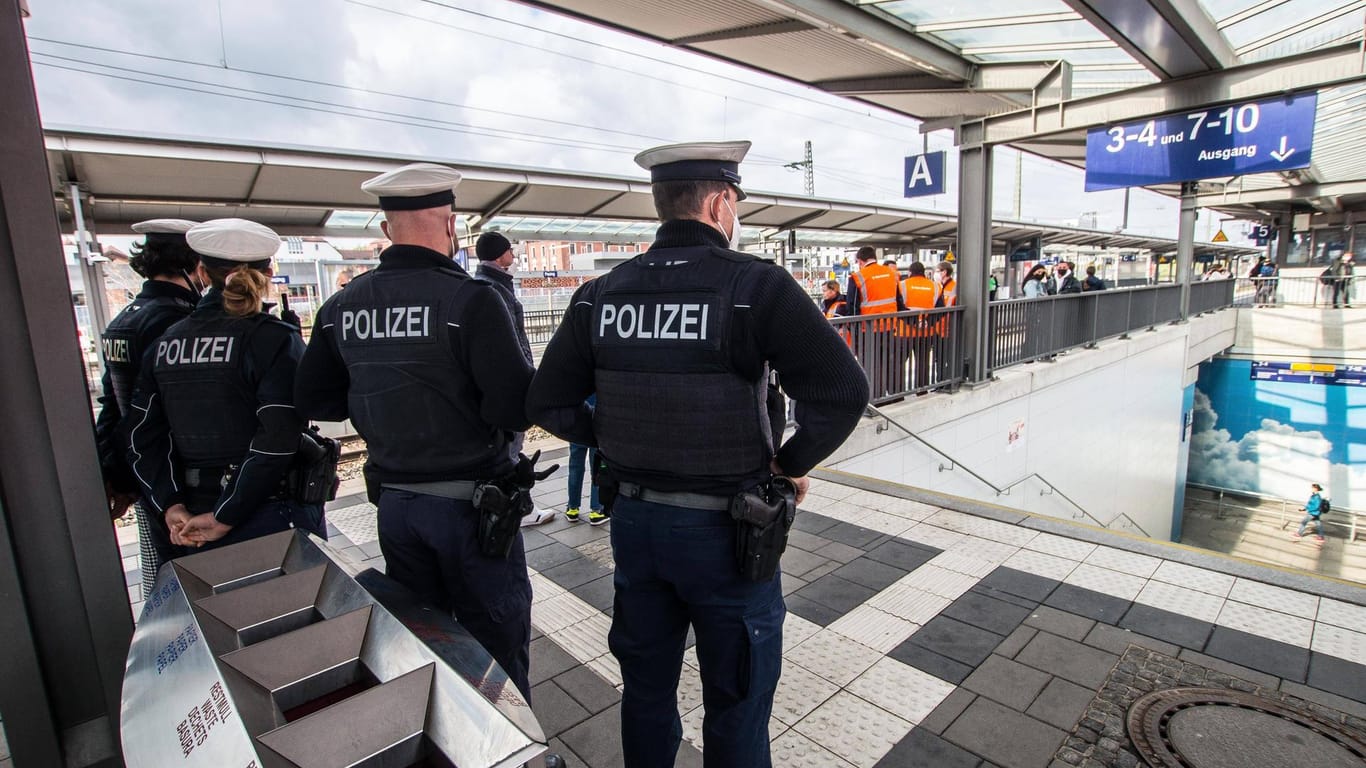 Polizisten stehen am Gleis eines Bahnhofs (Symbolbild): Der 31-Jährige hat einen Bundespolizisten leicht verletzt.