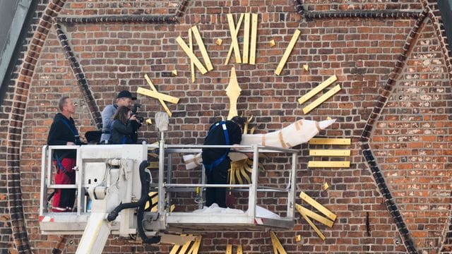 Goldener Zeiger an Marktkirche nach Sturmschäden zurück