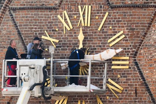 Goldener Zeiger an Marktkirche nach Sturmschäden zurück