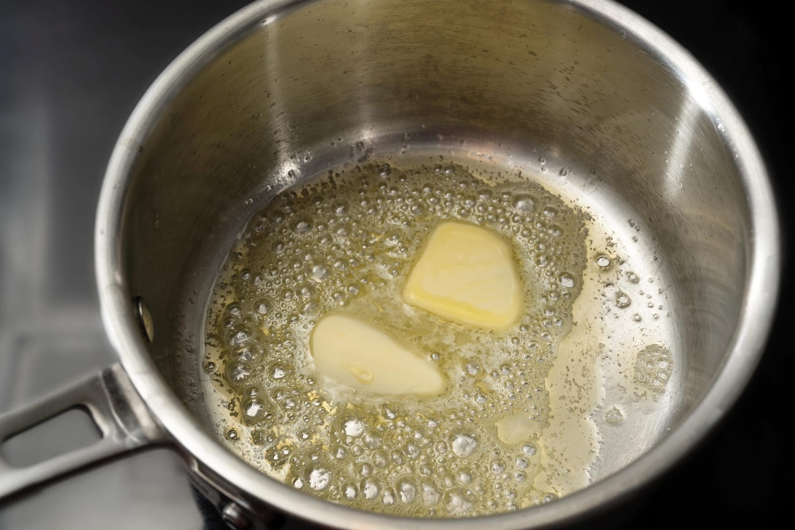 Butter: Beim Zerlassen kann Butter schnell verbrennen.