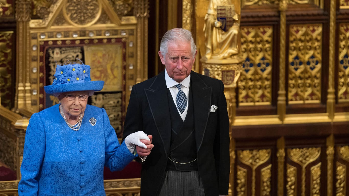 Queen Elizabeth II. und Prinz Charles: Es gibt Gerüchte, dass die Queen ihrem Sohn die Krone nicht zutraut.