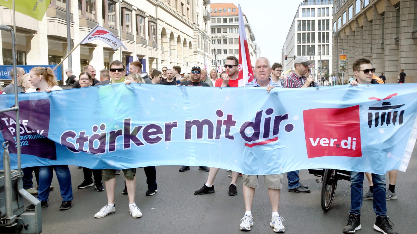 Telekom-Beschäftigte in Berlin und Brandenburg nehmen an einem Warnstreik teil und ziehen mit einem Demonstrationszug durch die Stadt.