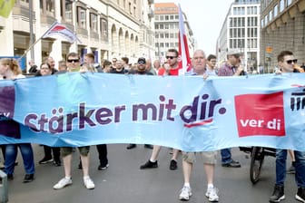 Telekom-Beschäftigte in Berlin und Brandenburg nehmen an einem Warnstreik teil und ziehen mit einem Demonstrationszug durch die Stadt.