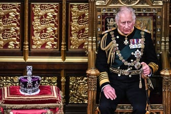 Prinz Charles sitzt zur Eröffnung des Parlaments im House of Lords neben der Krone auf dem prachtvollen Thron.