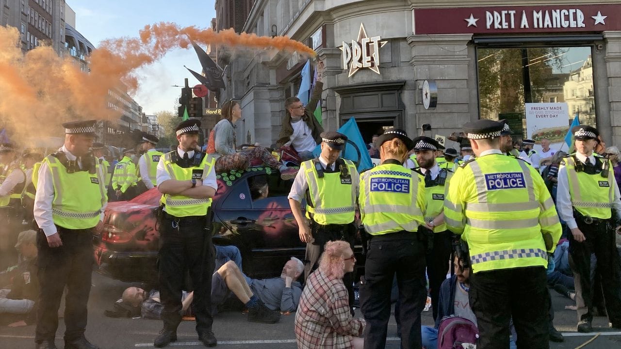 Klimaschutz-Demonstranten blockieren eine Straße in London.