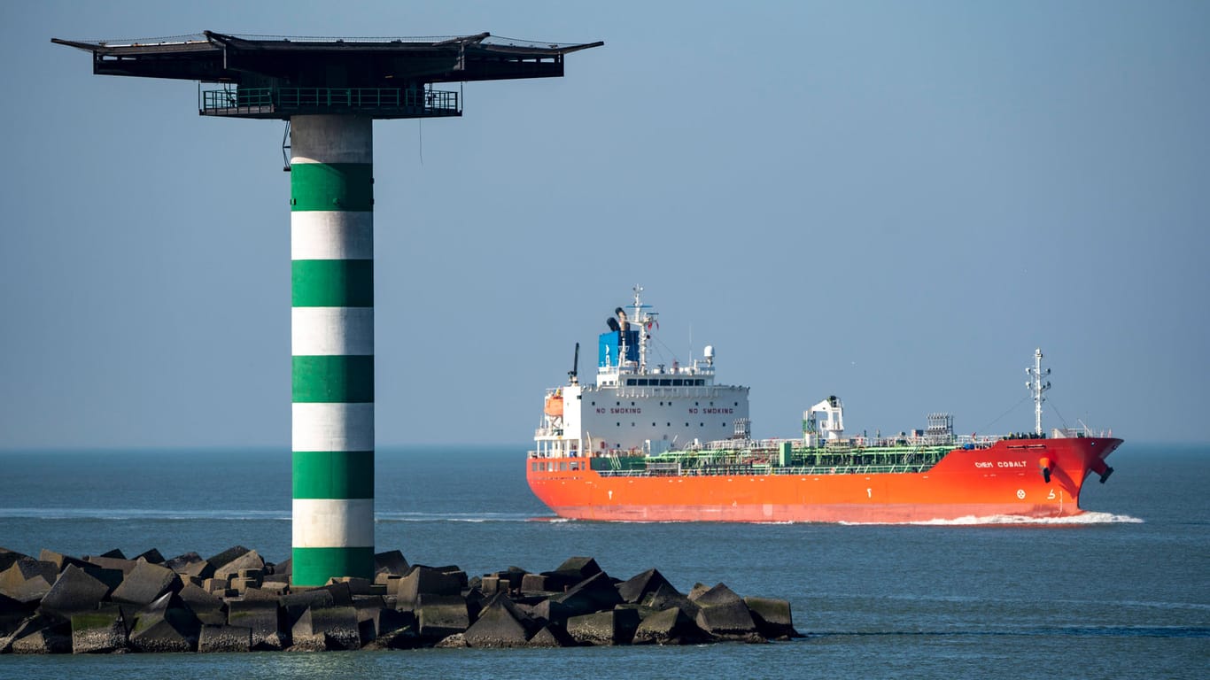 Öltanker vor Rotterdam (Symbolbild): Europäische Firmen sollen solche Schiffe für den Transport russischen Öls nicht mehr versichern dürfen.