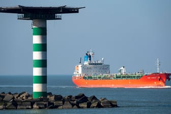 Öltanker vor Rotterdam (Symbolbild): Europäische Firmen sollen solche Schiffe für den Transport russischen Öls nicht mehr versichern dürfen.