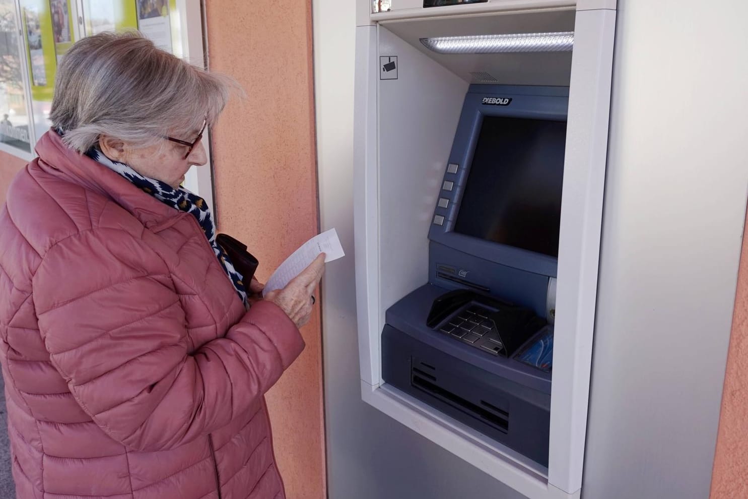 Seniorin kontrolliert Bankauszug (Symbolbild): Gibt es auf dem Girokonto bald wieder Zinsen?