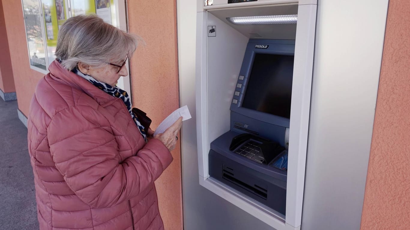 Seniorin kontrolliert Bankauszug (Symbolbild): Gibt es auf dem Girokonto bald wieder Zinsen?