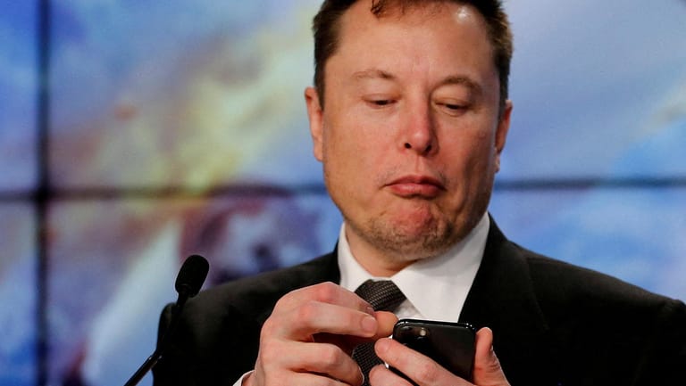 Elon Musk schaut auf sein Handy: "War gut, euch gekannt zu haben".