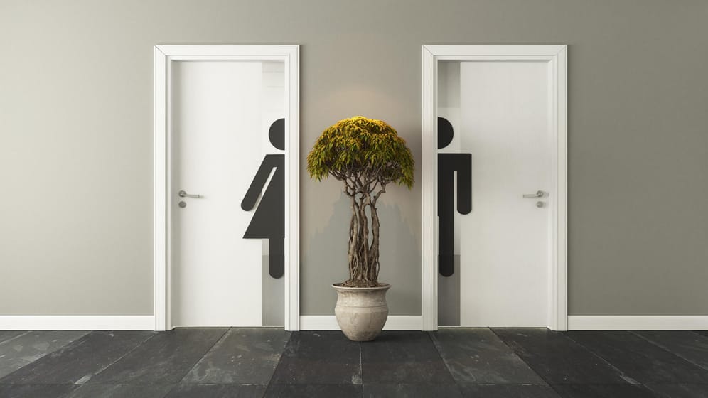 Zwei Toilettentüren mit weiblichem und männlichen Symbol.