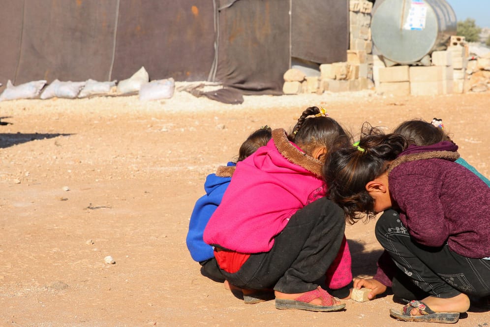 Kinder spielen in einem Flüchtlingscamp in Idlib, Syrien: Mehr als 6 Millionen Menschen sind innerhalb des Landes auf der Flucht.