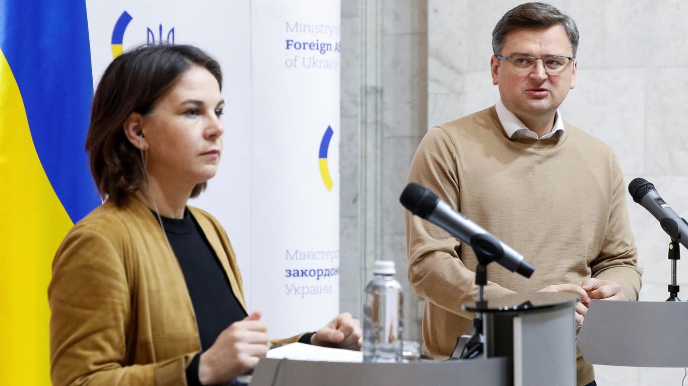 Außenministerin Baerbock und ihr ukrainischer Amtskollege Kuleba: Bei ihrem Besuch würdigt sie den mutigen Kampf der Ukraine.