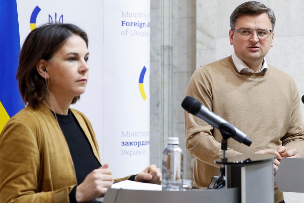 Außenministerin Baerbock und ihr ukrainischer Amtskollege Kuleba: Bei ihrem Besuch würdigt sie den mutigen Kampf der Ukraine.