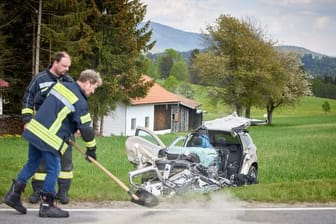 fahrer stribt nach Zusammenstoß mit Bus